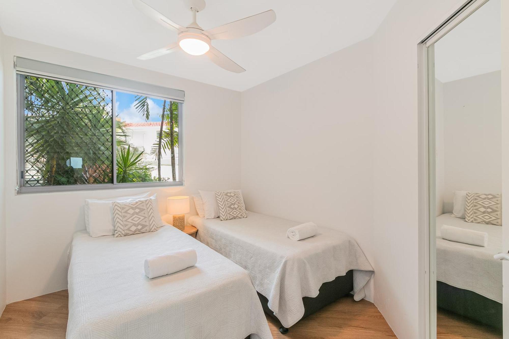 Oceanside Resort - Absolute Beachfront Apartments Гоулд Коуст Екстериор снимка