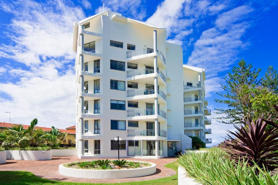 Oceanside Resort - Absolute Beachfront Apartments Гоулд Коуст Екстериор снимка