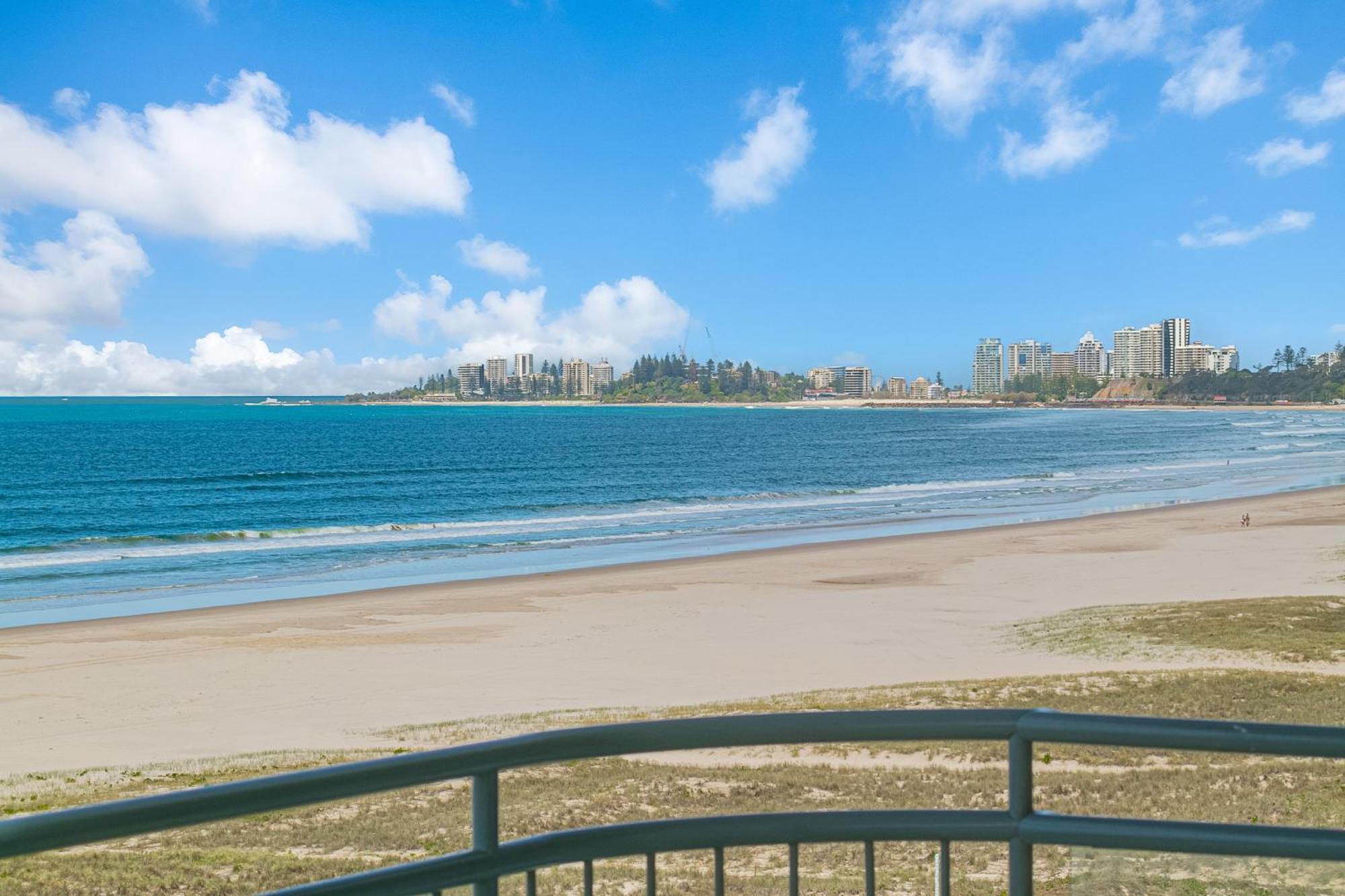 Oceanside Resort - Absolute Beachfront Apartments Гоулд Коуст Екстериор снимка