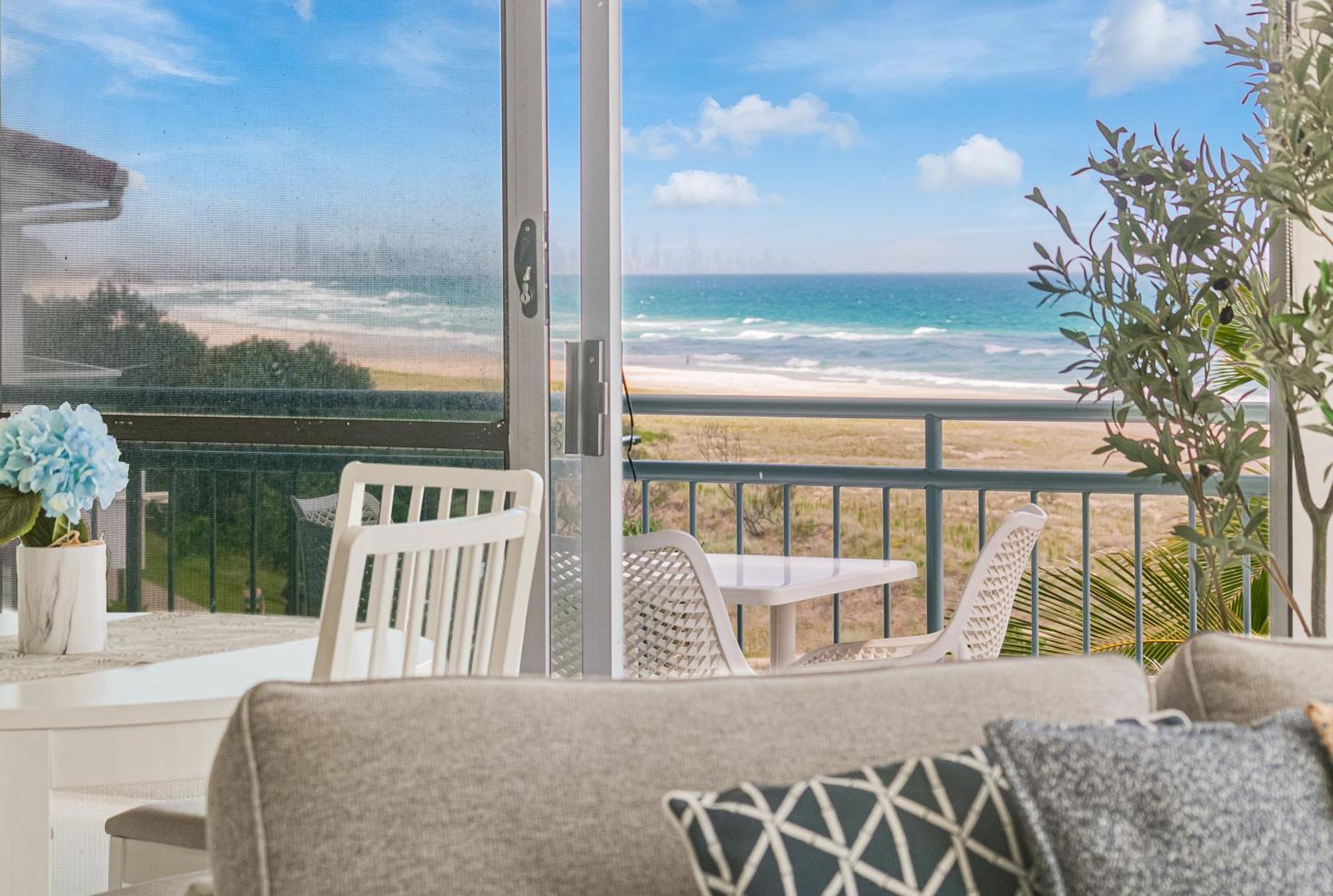 Oceanside Resort - Absolute Beachfront Apartments Гоулд Коуст Екстериор снимка