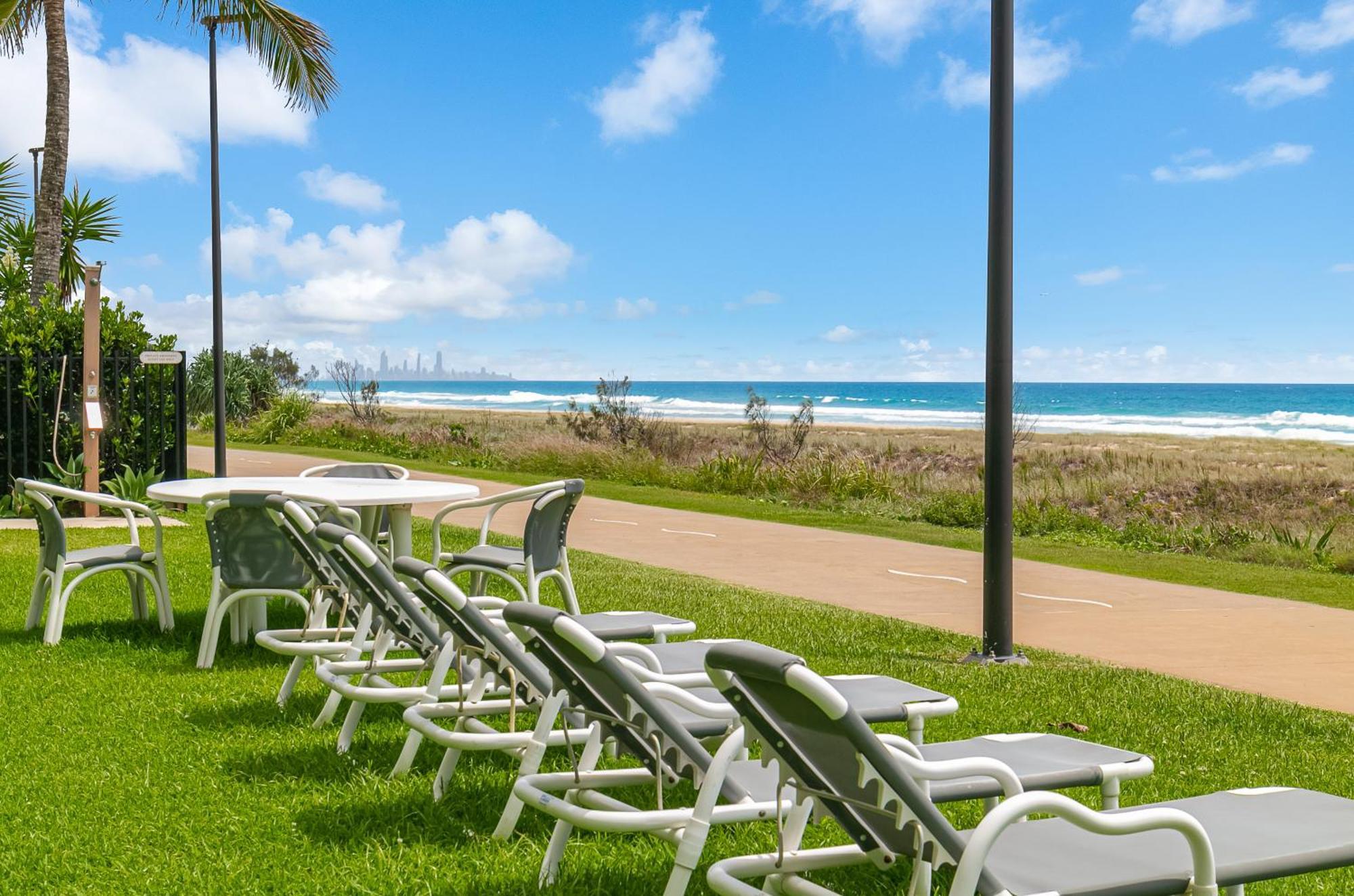 Oceanside Resort - Absolute Beachfront Apartments Гоулд Коуст Екстериор снимка