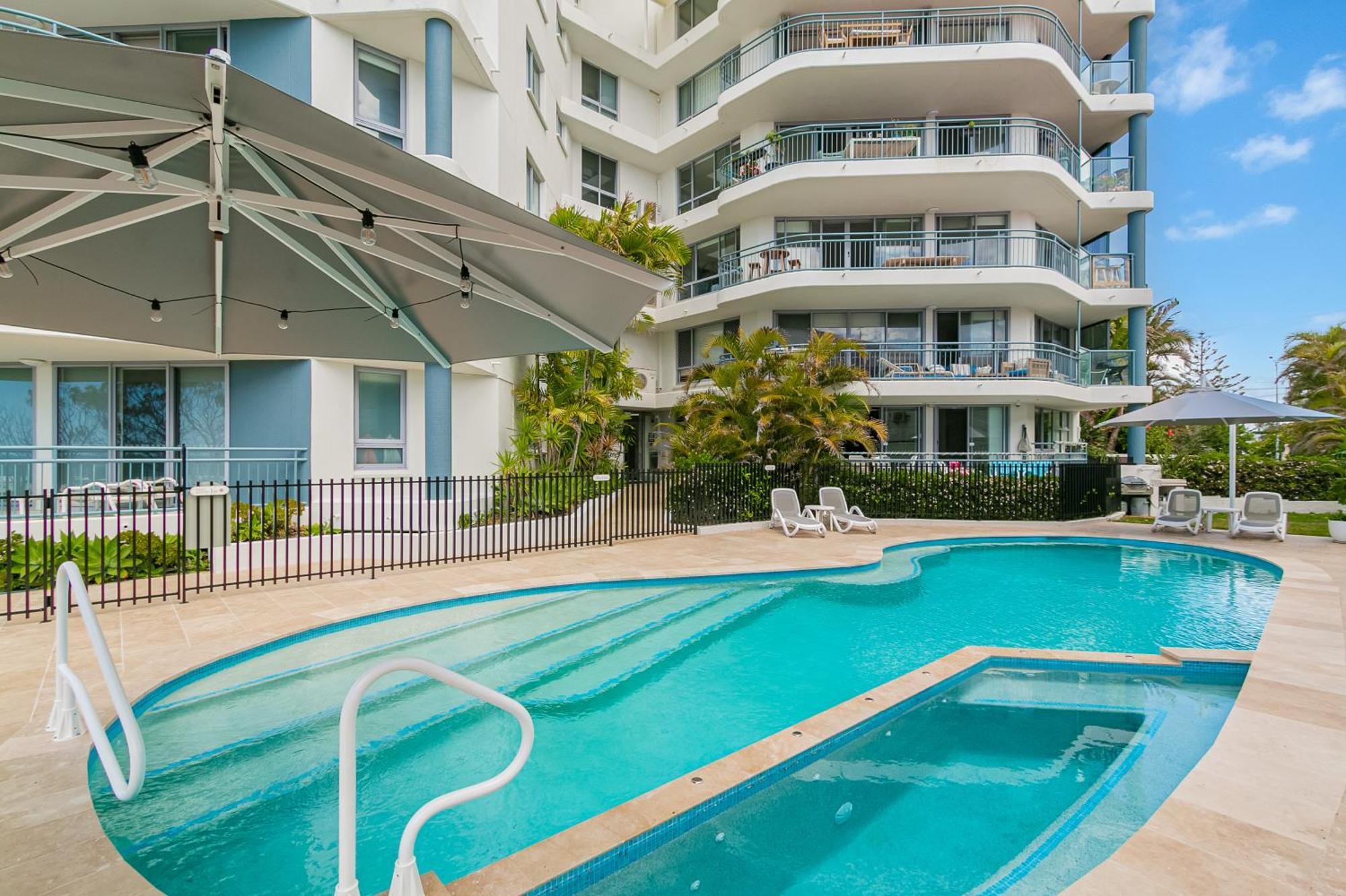 Oceanside Resort - Absolute Beachfront Apartments Гоулд Коуст Екстериор снимка