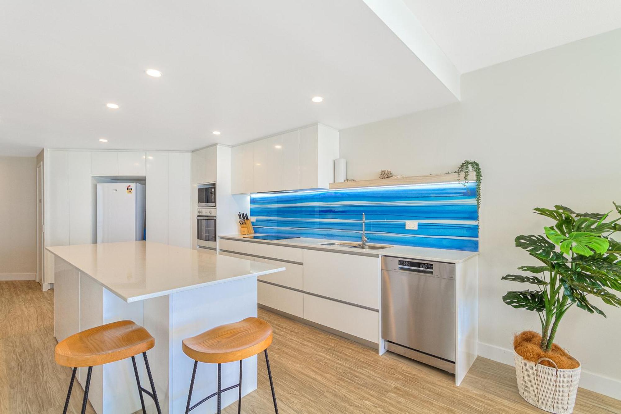Oceanside Resort - Absolute Beachfront Apartments Гоулд Коуст Екстериор снимка