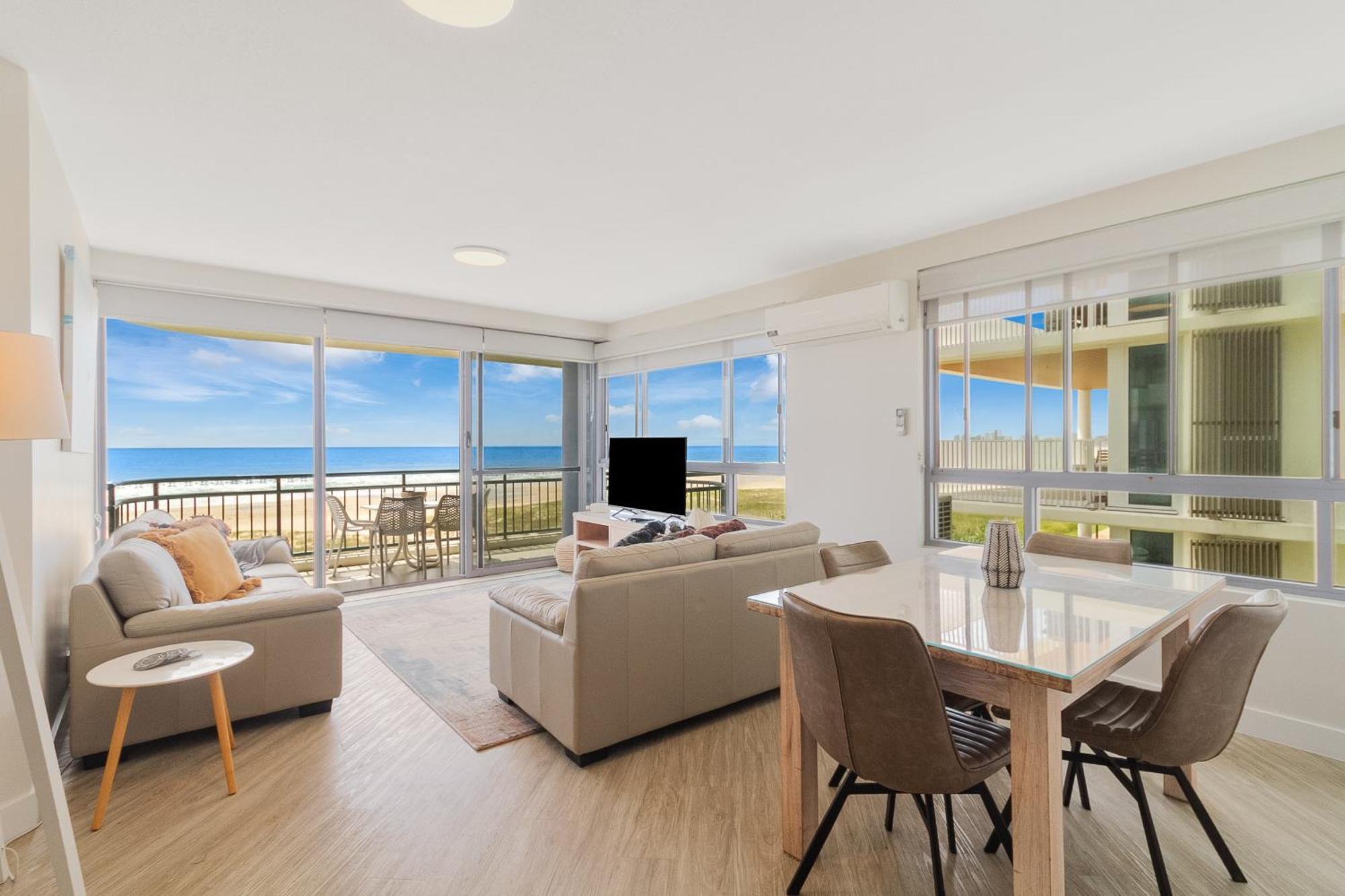 Oceanside Resort - Absolute Beachfront Apartments Гоулд Коуст Екстериор снимка