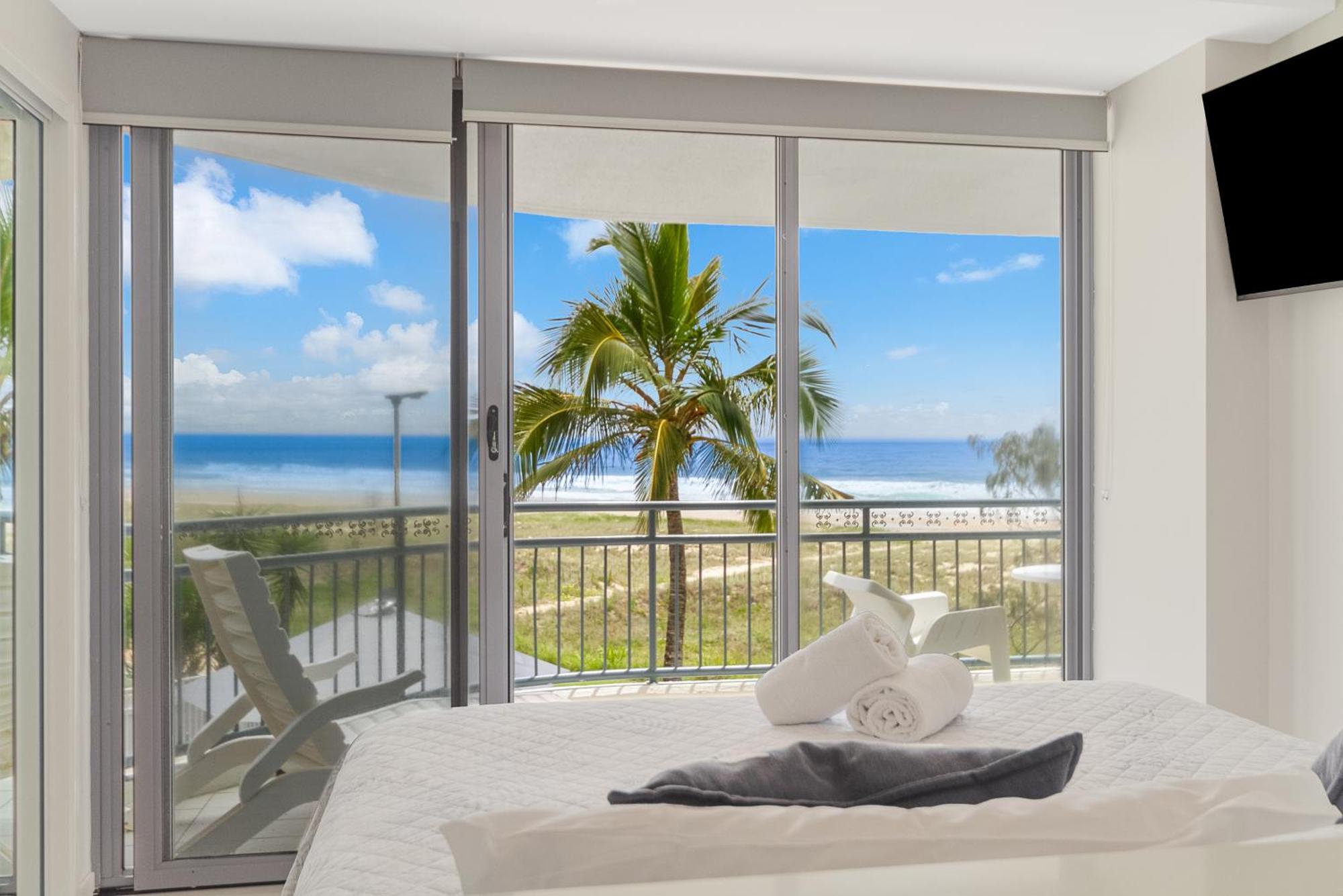 Oceanside Resort - Absolute Beachfront Apartments Гоулд Коуст Екстериор снимка