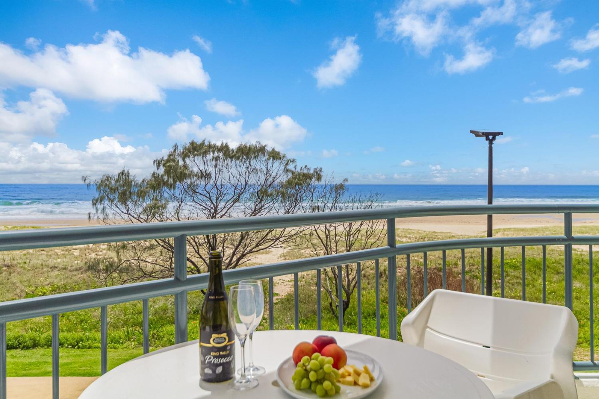 Oceanside Resort - Absolute Beachfront Apartments Гоулд Коуст Екстериор снимка