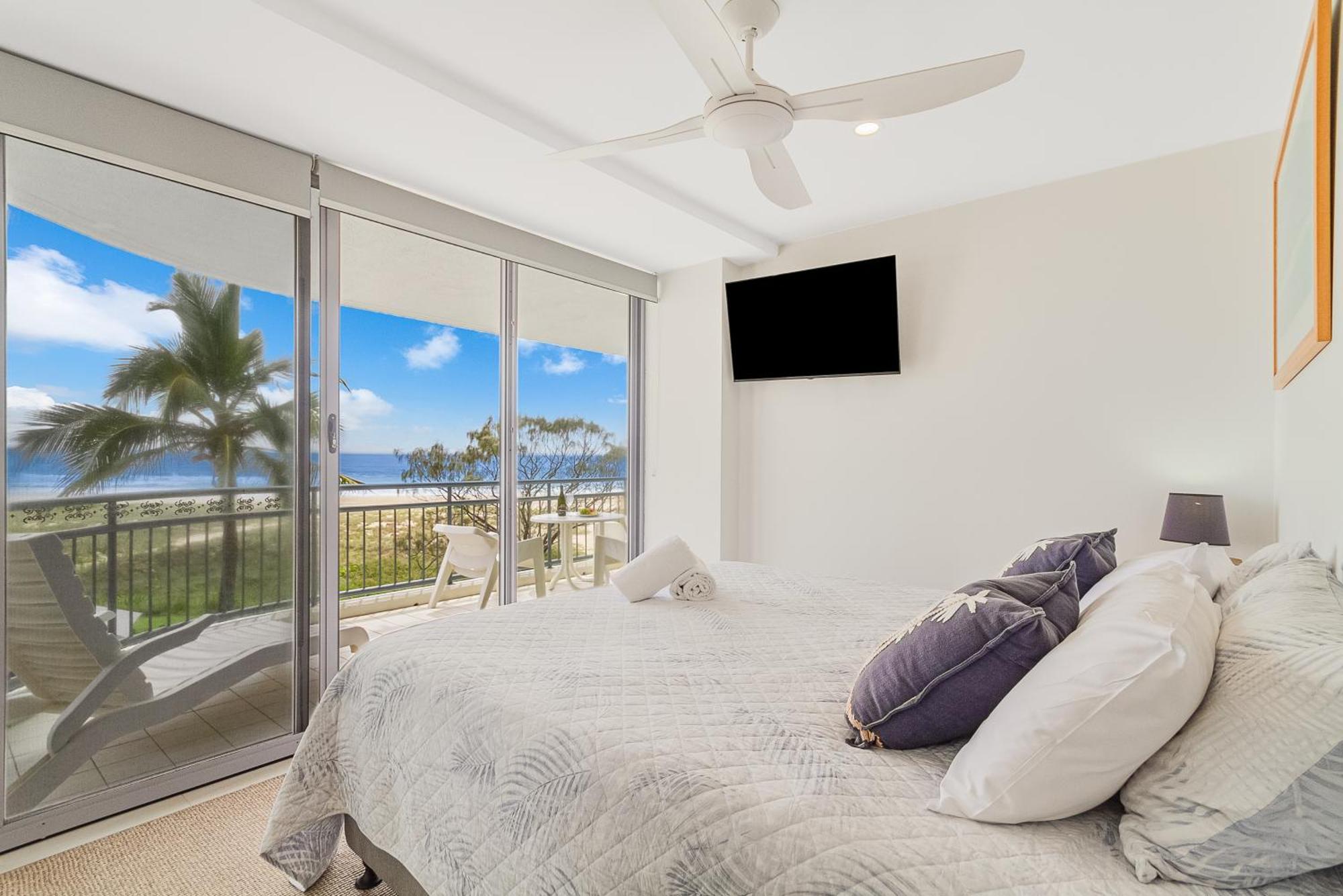 Oceanside Resort - Absolute Beachfront Apartments Гоулд Коуст Екстериор снимка