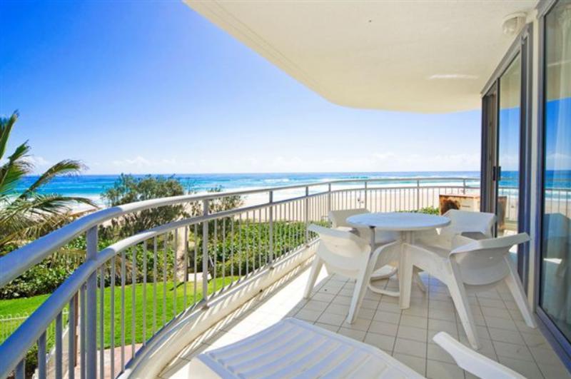 Oceanside Resort - Absolute Beachfront Apartments Гоулд Коуст Екстериор снимка