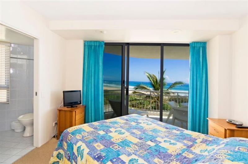 Oceanside Resort - Absolute Beachfront Apartments Гоулд Коуст Екстериор снимка