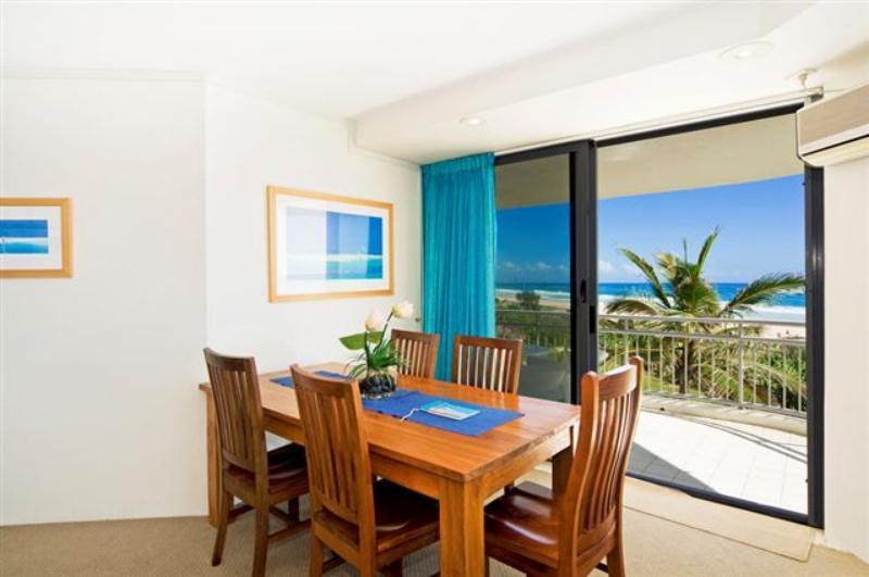 Oceanside Resort - Absolute Beachfront Apartments Гоулд Коуст Екстериор снимка