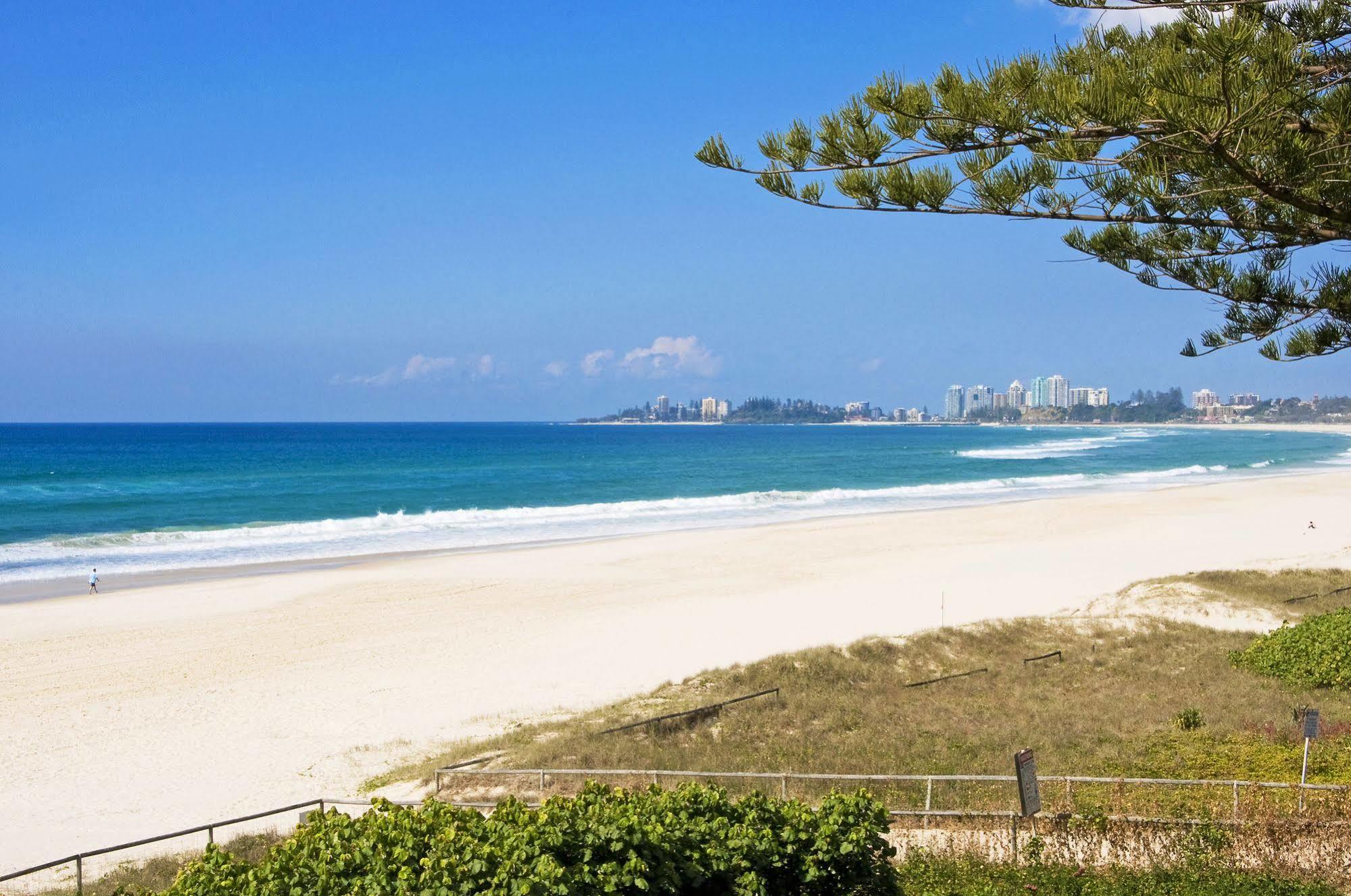 Oceanside Resort - Absolute Beachfront Apartments Гоулд Коуст Екстериор снимка