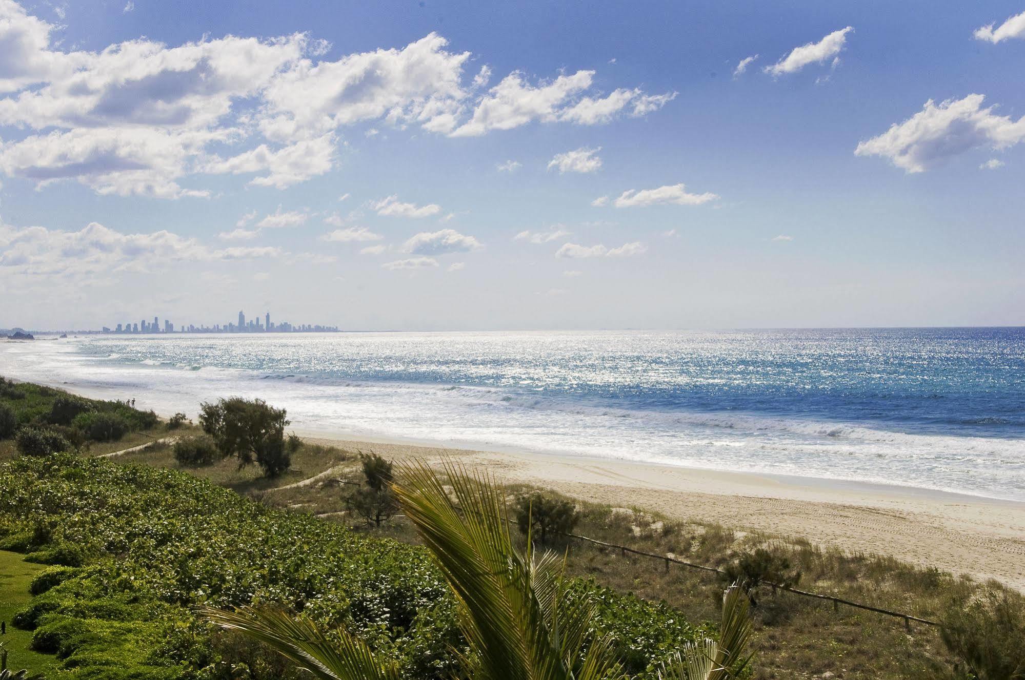 Oceanside Resort - Absolute Beachfront Apartments Гоулд Коуст Екстериор снимка